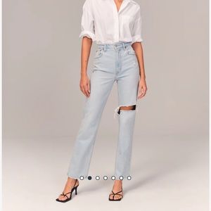 Abercrombie Ultra High Rise 90s Straight Jean in ripped light wash size 26